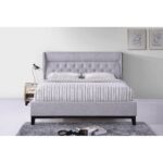 מיטה זוגית מעוצבת בריפוד בד עם רגלי עץ FIONA ברדקס BRADEX